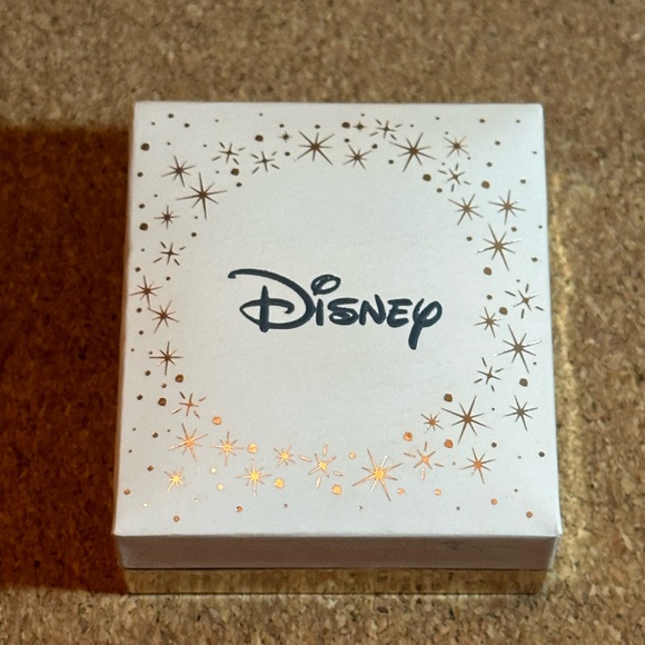 DISNEY - EARRINGS - NEW IN BOX - Picture 4 of 4